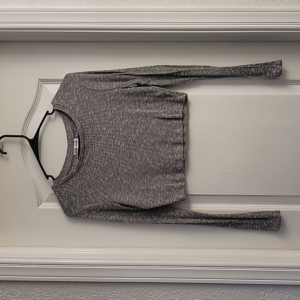 Light gray, long sleeve crop top